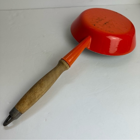 Vintage Le Creuset Cast Iron Enamel #24 ORANGE Skillet Pan & Wooden Handle - Picture 12 of 13